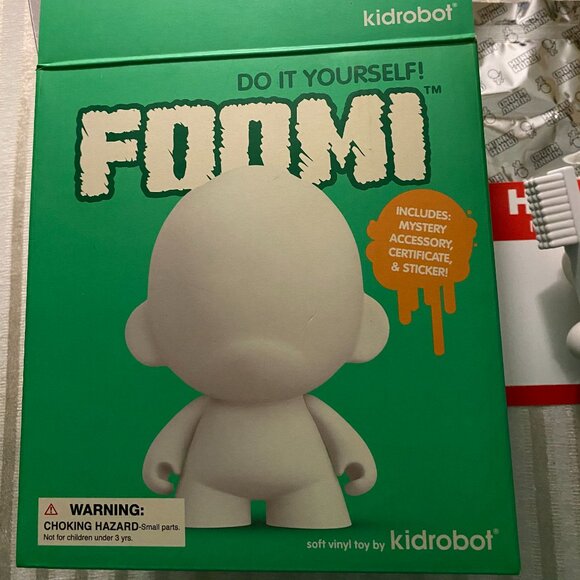 FOOMI FIGURE BY KIDROBOT 6.5" WHITE DO IT YOURSELF - Picture 1 of 10